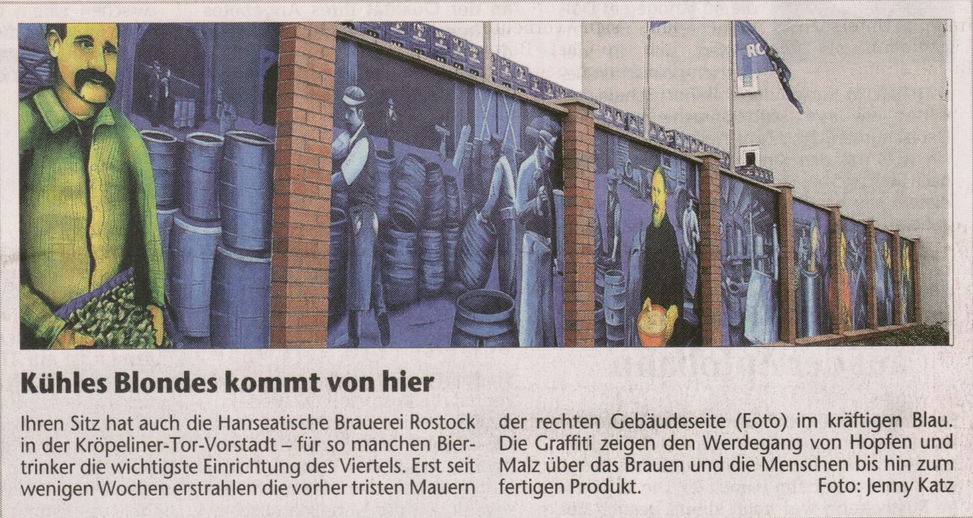 Pressebericht über die Wandgestaltung der Hanseatischen Brauerei in Rostock. Zeitungsartikel über die Fassadenbemalung der Rostocker Brauerei, die von Dosensport-Künstlern mit Motiven aus der Bierherstellung gestaltet wurde.