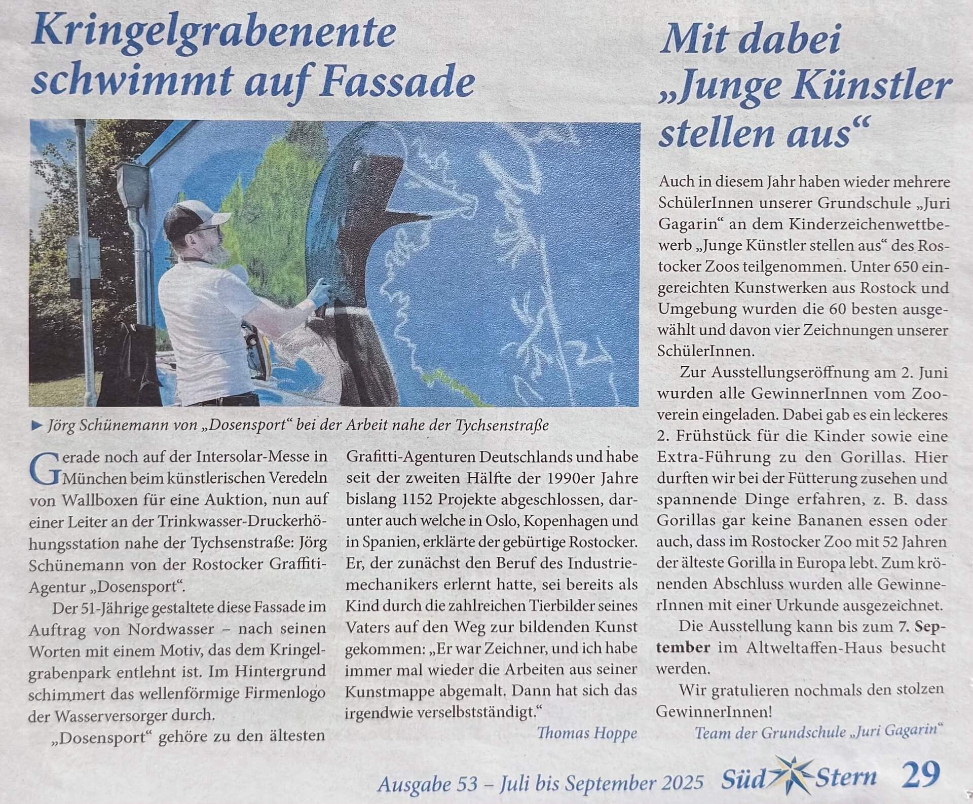 Graffiti Fassadengestaltung in Rostock für Nordwasser von Dosensport Schwarz-Weiß-Foto einer Zeitung, die das Graffiti-Projekt von Jörg Schünemann bei der Arbeit an einer Fassade in Rostock zeigt. Er malt ein Entenmotiv auf eine Fassade in Rostock.