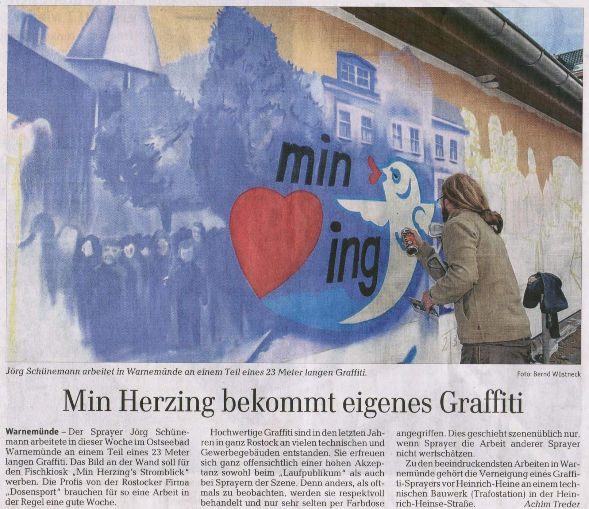 Zeitungsbericht über das Graffiti-Projekt am Fischkiosk in Warnemünde. Presseartikel über die 23 Meter lange Wandgestaltung am Fischkiosk 'Min Herzing' durch den Künstler Jörg Schönemann.