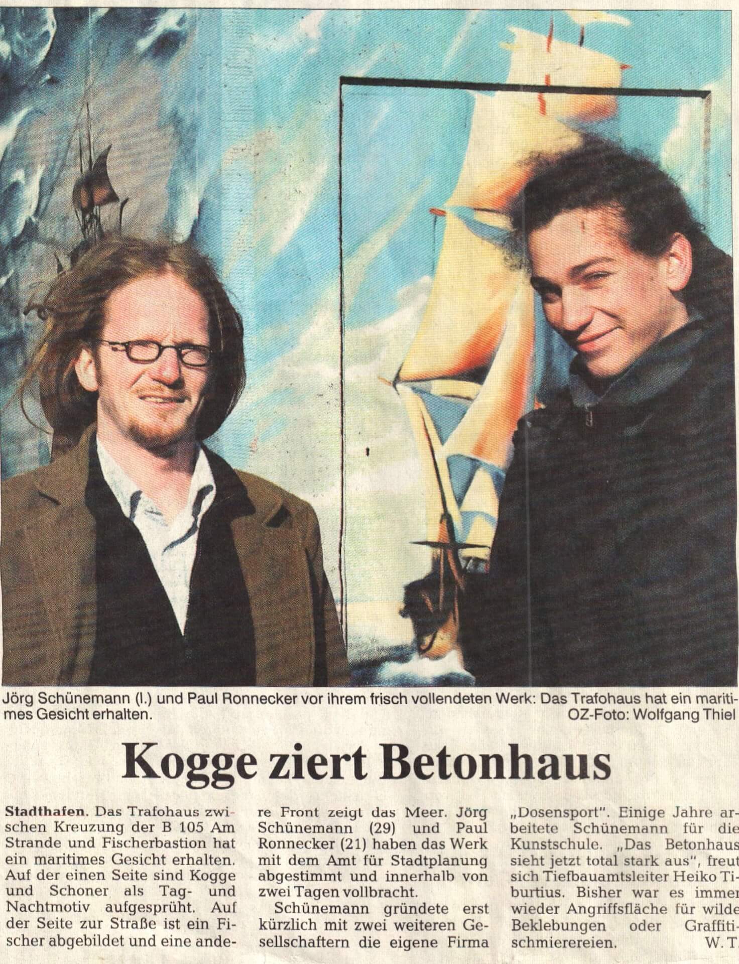 Bericht über die künstlerische Gestaltung eines Trafohauses mit maritimem Motiv in Rostock. Zeitungsartikel, der zeigt, wie Jörg Schönemann ein Trafohaus in Rostock mit einem maritimen Graffiti in eine Kogge verwandelte.